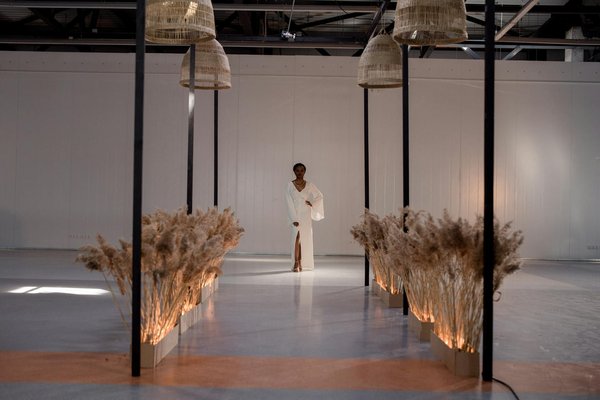 Guide élégant : associez jupe plissée et pull en laine pour un look hivernal chic